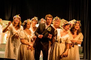 Zdjęcie z próby generalnej spektaklu "Pan Tadeusz". Scena zbiorowa. Na pierwszym planie Tadeusz i panny // fot. Sebastian Mul