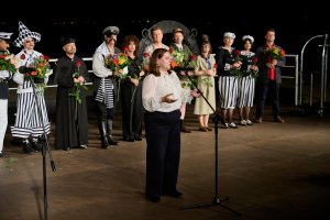 Na scenie prezydent Gdyni Aleksandra Kosiorek i aktorzy Teatru Miejskiego