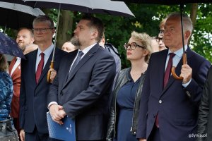 W uroczystościach z okazji 87. rocznicy wybuchu II wojny światowej na Cmentarzu Wojennym w Redłowie wzięli udział m.in. (od prawej): senator Sławomir Rybicki, radna Gdyni Agnieszka Tokarska, Tadeusz Szemiot &ndash; przewodniczący Rady Miasta Gdyni, wiceprezydent Gdyni Rafał Geremek i radny Gdyni Łukasz Strzałkowski 