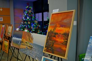 Obrazy prezentowane podczas prewernisażu wystawy &bdquo;100 obraz&oacute;w na 100-lecie Gdyni&rdquo; w Gdyńskim Centrum Organizacji Pozarządowych 