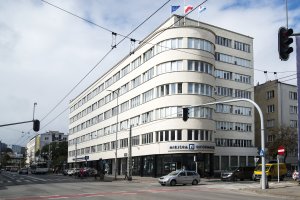 Budynek PLO, którego zdjęcie również pojawiło się na wystawie