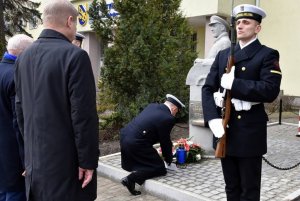 Delegacje złożyły kwiaty pod pomnikiem patrona jednostki komandora Bolesława Romanowskiego.fot. Marian Kluczyński, Piotr Leoniak