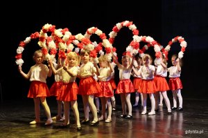  &bdquo;Ahoj, hip, hip hura, Gdynia 100 lat ma&rdquo;, na zdjęciu dzieci z Przedszkola Nr 43 &bdquo;Jantarek&rdquo; w Gdyni (fot. Katarzyna Balcerzak)