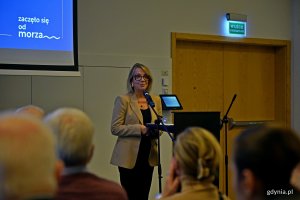 Magdalena Oczachowska, pełnomocniczka prezydent Gdyni ds. promocji strategicznej i jubileuszu, przemawiająca podczas spotkania Komitetu Honorowego Obchodów 100-lecia Gdyni