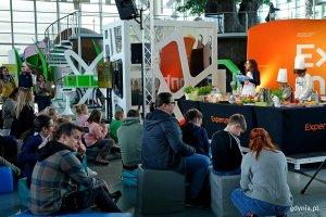 Hela Kłobucka - zwyciężczyni programu „MasterChef Junior 2022” i przyglądający się jej pokazowi gotowania widzowie