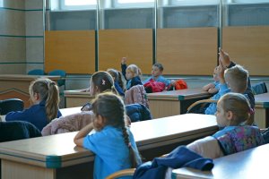 Pierwszoklasiści ze Szkoły Podstawowej nr 40 podczas wizyty w Urzędzie Miasta Gdyni 