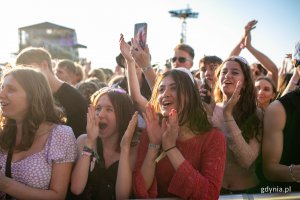 Uczestnicy festiwalu bawiący się przed sceną główną // fot. Karol Stańczak