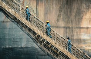 Trzej mężczyźni wchodzący po trapie na statek