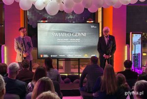 Wernisaż w Muzeum Miasta Gdyni. Na zdjęciu: Dariusz Małszycki, Leszek Żurek, kuratorzy wystawy (fot. Magdalena Starnawska)