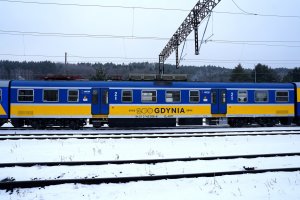 Wagon jubileuszowego pociągu z logo stulecia Gdyni (fot. Mirosław Pieślak)