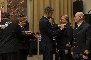 Arkadiusz Marchewka, sekretarz stanu w Ministerstwie Infrastruktury, wręczający odznaczenia pracownikom Uniwersytetu Morskiego