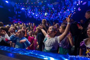 Dzieci bawiące się na balu karnawałowym