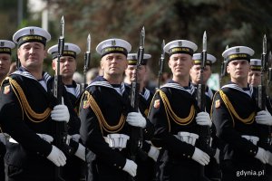 Marynarze z Kompanii Reprezentacyjnej Marynarki Wojennej podczas uroczystego apelu z okazji święta 43. Bazy Lotnictwa Morskiego i Dywizjonu Okrętów Bojowych 