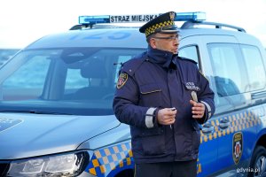 Andrzej Bień &ndash; komendant Straży Miejskiej w Gdyni podczas oficjalnego przekazania nowych radiowoz&oacute;w