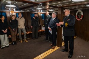 Wręczenie pierwszej statuetki &ndash; nagrody im. komandora Macieja Janiaka na pokładzie ORP &bdquo;Błyskawica&rdquo; (fot. Kamil Złoch)