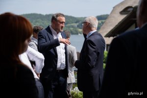 Na zdjęciu dyrektor zarządzający ds. społecznych Tomasz Augustyniak i starosta kartuski Bogdan Łapa (fot. Natalia Kawalerowicz)