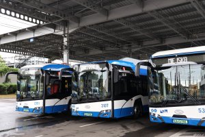 Trzy autobusy Solaris z napisami Gdyńska Komunikacja Miejska