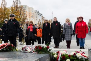 Od prawej: radni Danuta Styk, Lechosław Dzierżak i Elżbieta Sierżęga, prezydent Wojciech Szczurek, Joanna Zielińska - przewodnicząca Rady Miasta Gdyni oraz radni Ewa Krym i Zenon Roda złożyli kwiaty przed pomnikiem Polski Morskiej podczas uroczystości z okazji Narodowego Święta Niepodległości // fot. Karol Stańczak