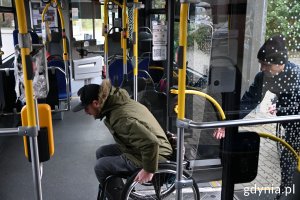  W ramach ćwiczeń kierowca ZKM na wózku inwalidzkim próbuje wjechać po platformie do autobusu