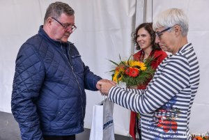 Przewodnicząca gdyńskiej Rady Miasta Joanna Zielińska wręczała nagrody laureatom konkursu "Gdynia w kwiatach" // fot. Przemek Świderski