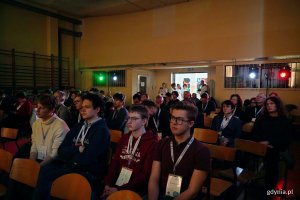 Uczestnicy olimpiady zgromadzeni w auli podczas gali finałowej XLIX Og&oacute;lnopolskiej Olimpiady Wiedzy Elektrycznej i Elektronicznej 