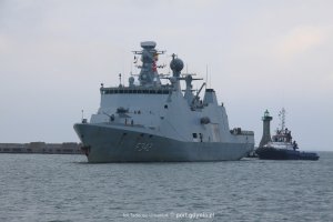 HDMS „Esbern Snare”, okręt Królewskiej Duńskiej Marynarce Wojennej, wpływający do gdyńskiego portu // fot. Tadeusz Urbaniak/Port Gdynia