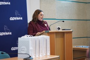 Prezydent Gdyni Aleksandra Kosiorek przy mikrofonie 