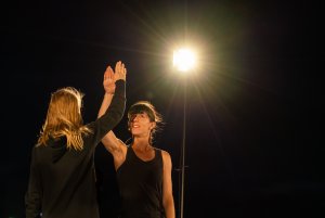 Aktorki występujące w sztuce „Kopakonan – opowieść o kobiecie foce”, którą można zobaczyć przy pomniku Tadeusza Wendy w Marina Yacht Parku w ramach festiwalu „Pociąg do Miasta” // fot. Anna Rezulak
