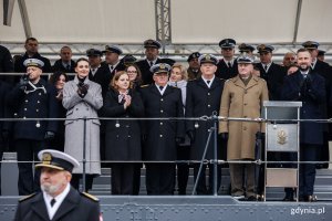 Władysław Kosiniak-Kamysz - wicepremier, minister obrony narodowej, wojewoda pomorska Beata Rutkiewicz, prezydent Gdyni Aleksandra Kosiorek i przedstawiciele sił zbrojnych przyglądający się defiladzie