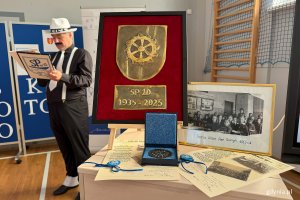 Ludzie podczas uroczystości jubileuszu 90-lecia SP 10 w Gdyni