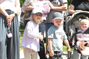 Dwoje małych dzieci z dziewczynką w w&oacute;zku