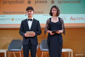 Apolonia Torłopp i Jakub Puciłowski prowadzący konferencję „Głos młodych: sprawczość, prawa, przyszłość”