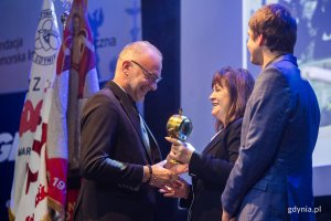 Wiceprezydent Gdyni Michał Guć odbiera podziękowania i kompas soczewkowy z rąk Małgorzaty Zwiercan i Michała Kanikuły podczas gali 13-lecia powstania Fundacji Pomorska Inicjatywa Historyczna // fot. Karol Stańczak