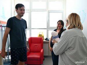 Wiceprezydent Gdyni Oktawia Gorzeńska wręcza maskotkę rodzicom jednego z małych pacjentów podczas wizyty na Oddziale Pediatrycznym Szpitala św. Wincentego a Paulo w Gdyni z okazji Dnia Dziecka