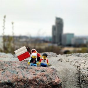 Trzy ludziki lego oraz polska flaga ułożona z lego, w tle widać charakterystyczny budynek SeaTowers. // fot. Magda Buze