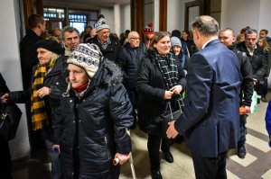 Goście wigilii witają się z prezydentem Wojciechem Szczurkiem // fot. Dawid Linkowski