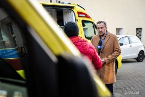Tomasz Augustyniak, wiceprezydent Gdyni. W tle nowy ambulans zakupiony na potrzeby Miejskiej Stacji Pogotowia Ratunkowego w Gdyni (fot. Kamil Złoch)