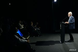 Aleś Bialacki &ndash; białoruski obrońca praw człowieka i laureat Pokojowej Nagrody Nobla przemawiający podczas forum Horizons of Peace w Konsulacie Kultury 