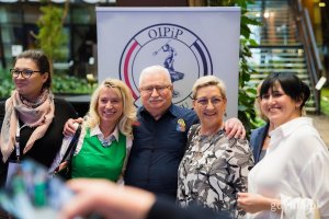 Prezydent Lech Wałęsa pozuje do zdjęcia z trzema paniami