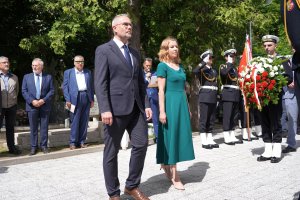 Kobieta i mężczyzna w eleganckich strojach