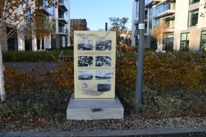 Pamiątkowa tablica stanęła tuż przy deptaku 