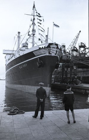 Port w Gdyni, ujęcie z nabrzeża Portowego na cumujący przy nabrzeżu Francuskim statek m.s. „Batory”, fot. Henryk Poddębski, 1937 r., zbiory MMG