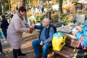 Danuta Styk - była radna miasta podczas kwesty na rzecz gdyńskiego hospicjum 