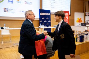 Tadeusz Palmowski wręcza nagrody finaliście Konkursu Wiedzy o Gdyni / fot. Uniwersytet WSB Merito Gdynia