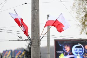 Cztery biało-czerwone flagi powiewające na jednej z ulic w Gdyni // fot. Michał Puszczewicz