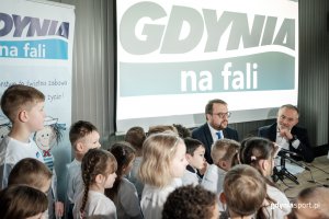 Przedszkolaki z wielką uwagą przysłuchiwały się konferencji prasowej, która odbyła się w gdyńskim Infoboxie / fot. gdyniasport.pl