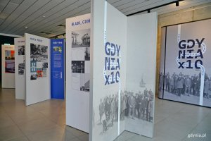 Wystawa &bdquo;Gdynia x 10&rdquo; w Galerii Gdyńskiego Centrum Filmowego im. Leszka Kopcia 