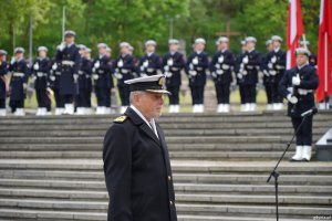 Na zdjęciu: dow&oacute;dca 3 Flotylli Okręt&oacute;w kadm. Andrzej Ogrodnik, w tle żołnierze MW