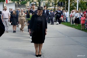 Alina Baaske &ndash; pełnomocniczka wojewody pomorskiej ds. integracji środowisk kombatanckich i koordynacji ich działań składająca kwiaty podczas uroczystości z okazji 82. rocznicy wybuchu powstania warszawskiego 