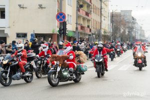 Przejazd przez Gdynię w ramach 23. edycji akcji &bdquo;Mikołaje na motocyklach&rdquo; (fot. Paweł Budziński)Przejazd przez Gdynię w ramach 23. edycji akcji &bdquo;Mikołaje na motocyklach&rdquo; (fot. Paweł Budziński)